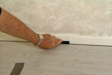 placing spacers between laminate flooring and baseboards