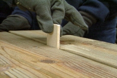 adding spacers between the picnic table planks