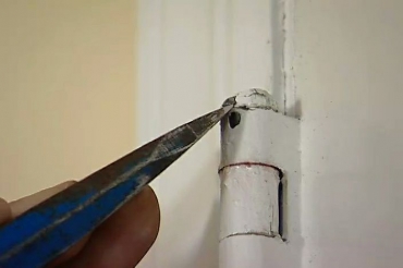 Cold chisel removing hinge pin