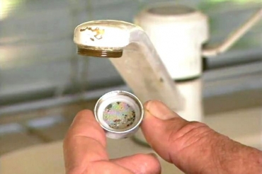 Removing the faucet aerator