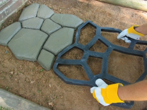 Removing a Quikrete Walkmaker Plastic mold to reveal nicely shaped stones