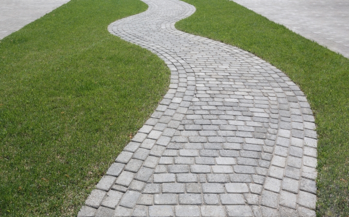 Walkway made of Grey pavers