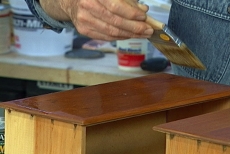 Brushing on varnish with long strokes