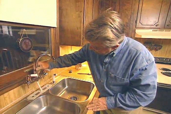 How to Remove and Replace a Kitchen Faucet