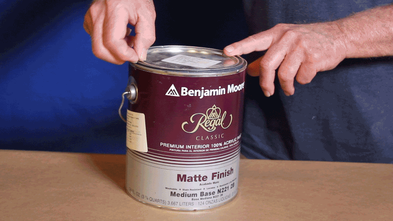 Putting a cansealid lid on can of paint 