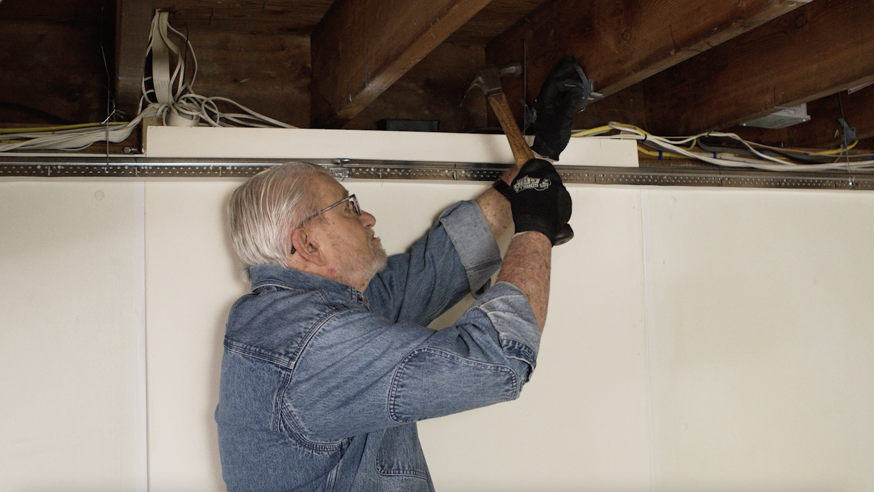 Man installs a ceiling hanging bracket
