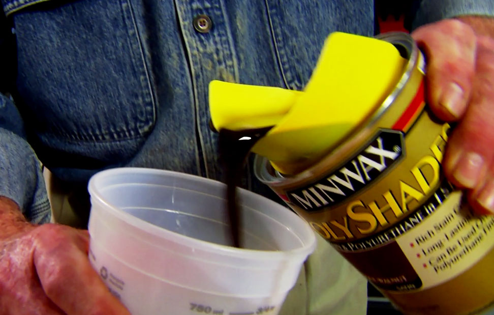 Pouring minwax polyshades into a plastic container